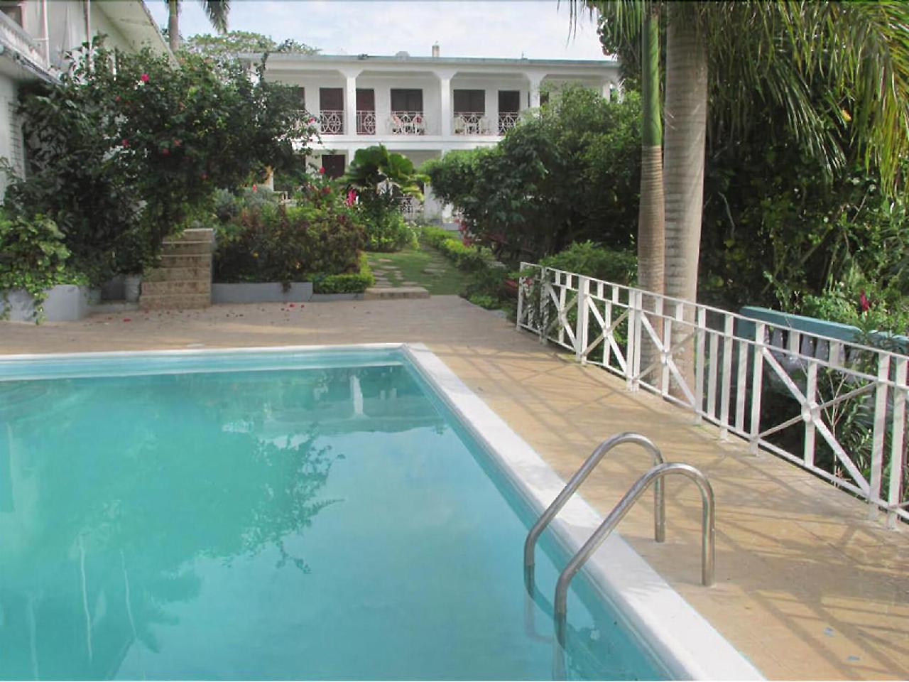 Paradise Brandon Hill Guest House モンテゴ・ベイ エクステリア 写真