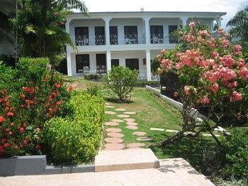 Paradise Brandon Hill Guest House モンテゴ・ベイ エクステリア 写真